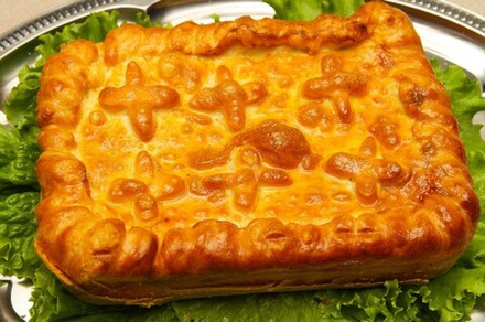 Пирог с творогом, курагой и изюмом