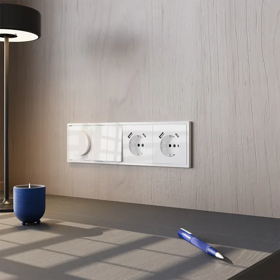 Розетка встраиваемая VOLTUM S70 с заземлением и защитными шторками, 16А, с USB, A+A, (белый глянцевы vls040401