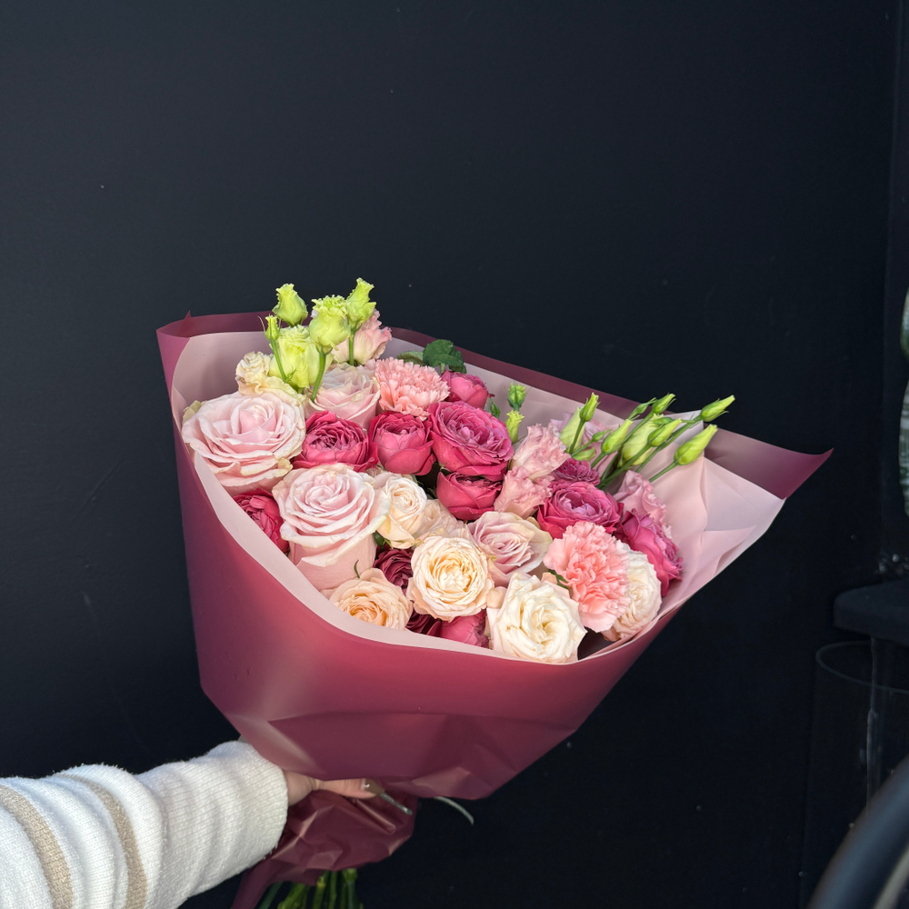 Букет из микса роз, диантусов и эустомы