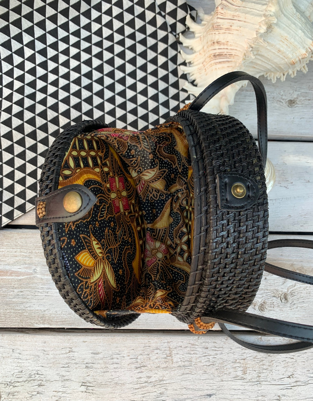 Круглая сумка из ротанга черная