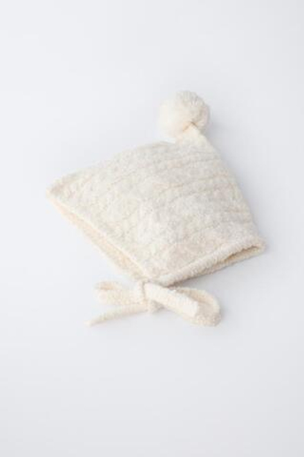 ZARA ЧЕПЧИК ВЯЗКИ «КОСЫ» С ПОМПОНОМ, ЭКРЮ