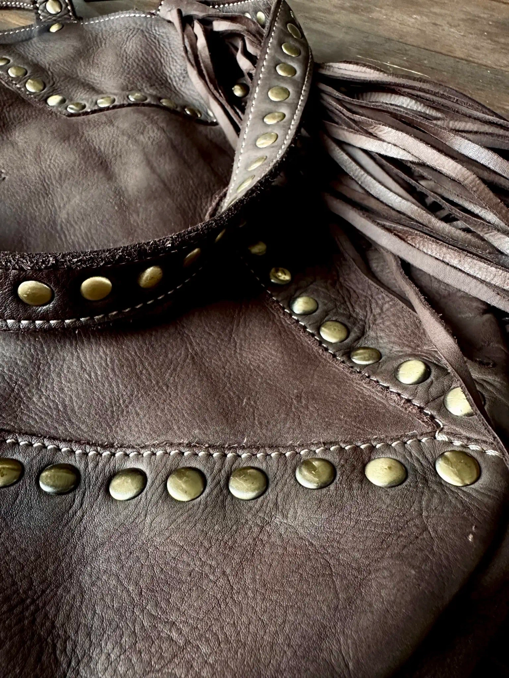 Женская сумка из натуральной вареной кожи с бахромой и заклепками цвет brown