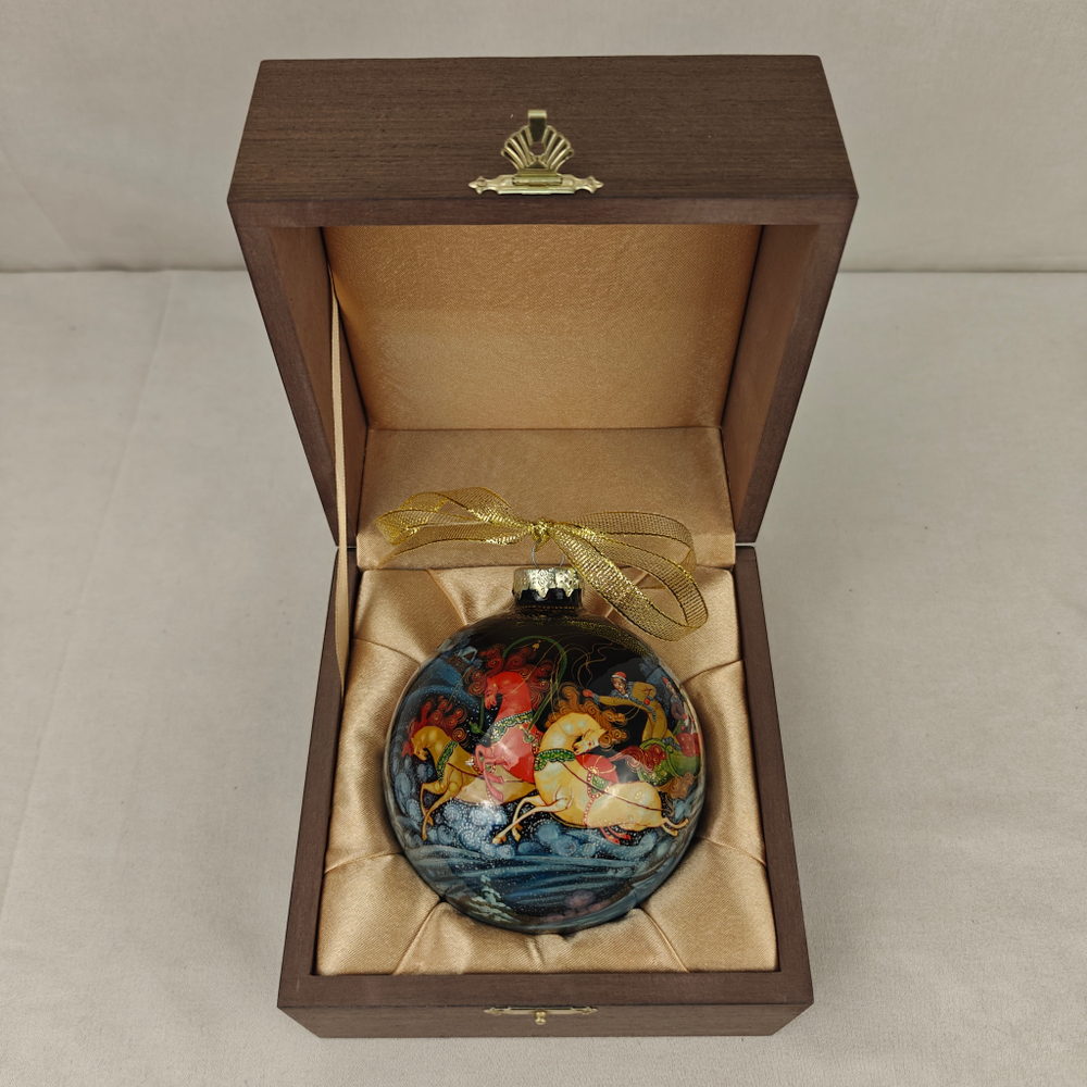 Коллекционный елочный шар с круговой росписью "Тройка " в футляре
