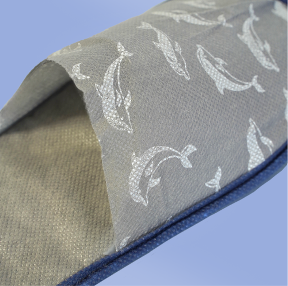 Тапки спанбонд, закрытый мыс (100 пар) одноразовые, дельфины, тематические УЗО, серые, темно-синяя окантовка