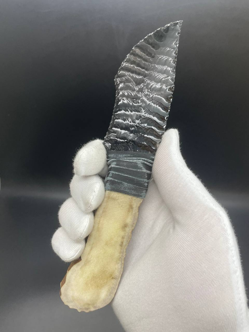 Обсидиановый нож с рукояткой из рога оленя с рисунком попугая 17 см