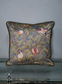 Бархатная подушка с дизайном по мотивам Уильяма Морриса