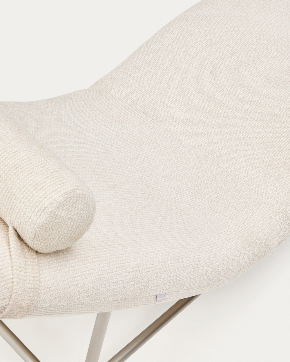 Кушетка Osla из бежевого шенилла с ножками из стали