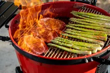 Угольный гриль Kamado Joe Kettle Joe, 57 см (красный), с ножками и столиками