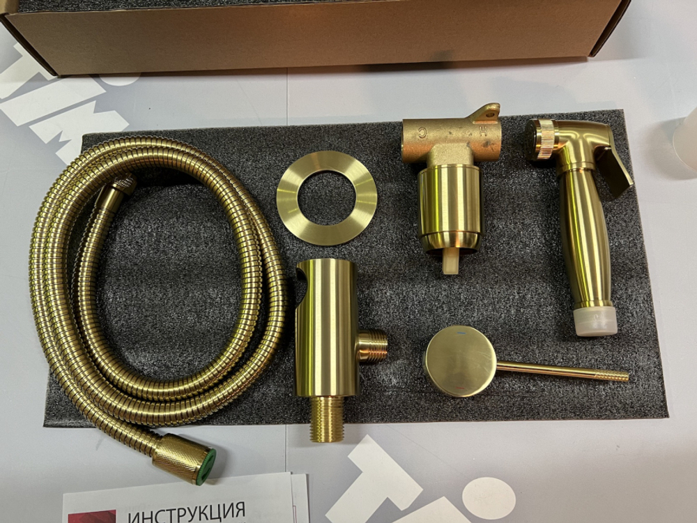 Смеситель встроенный с гигиеническим душем Timo Saona (2389/17SM) золото матовое