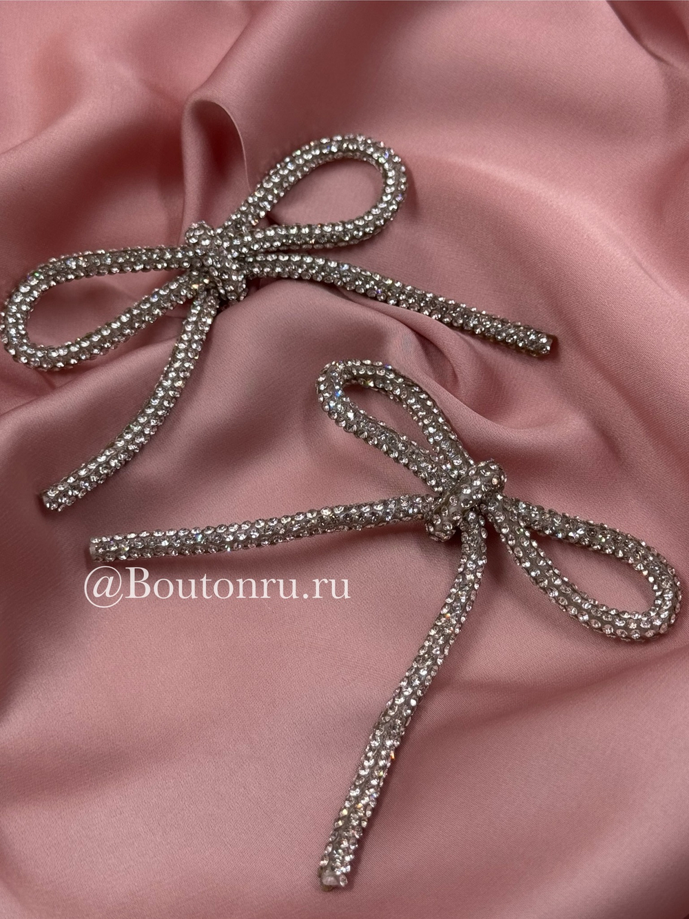 Декоративный бантик из стразового серебристого шнура