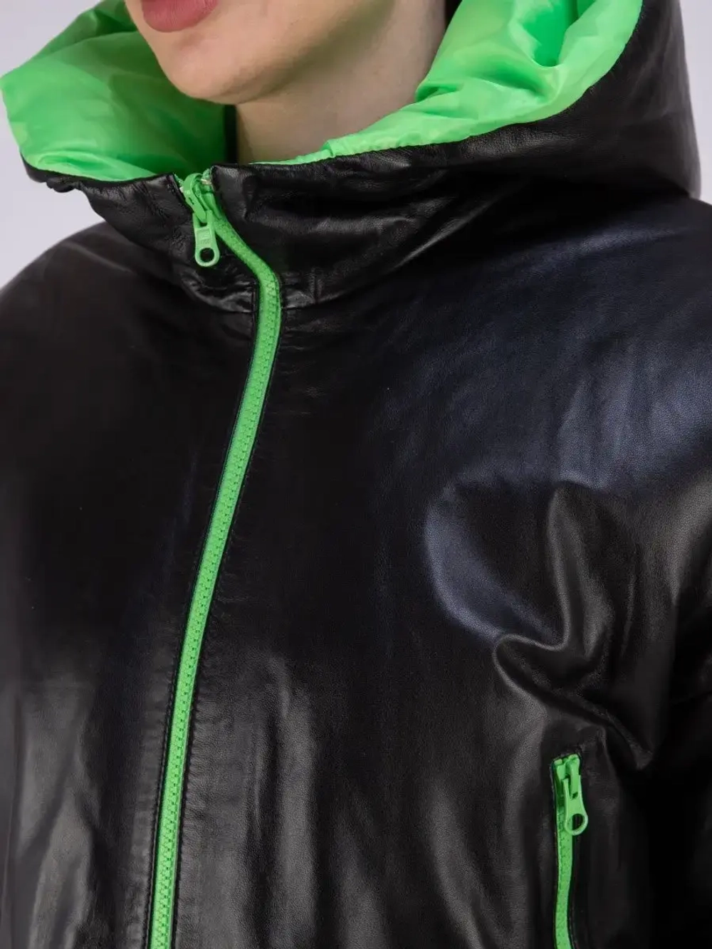 Куртка кожаная короткая утепленная с капюшоном демисезон