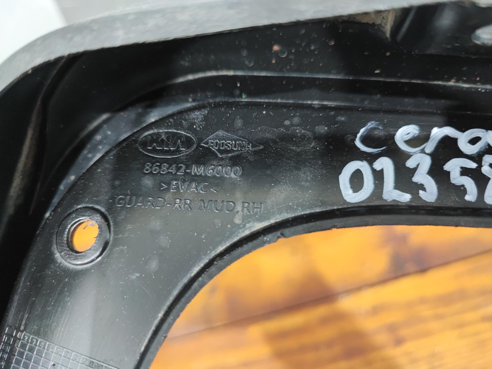 Брызговик задний правый Kia Cerato 4 (BD) 18-22 Б/У Оригинал 86842M6000