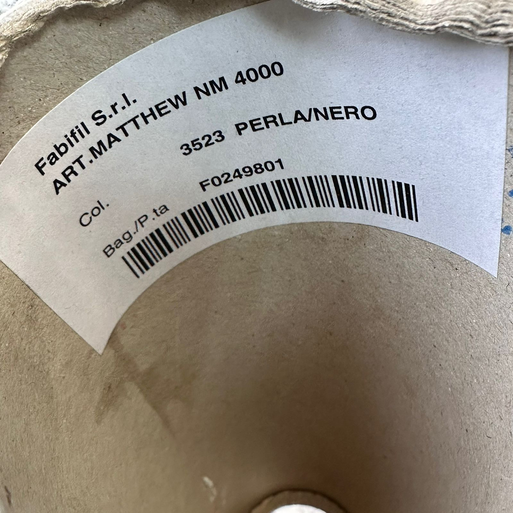 MATTHEW - Fabifill S.r.l.; Меринос, альпака, п/а % нет; букле; 400м/100гр; col.3523 Perla/Nero, цвет серый на черной нити