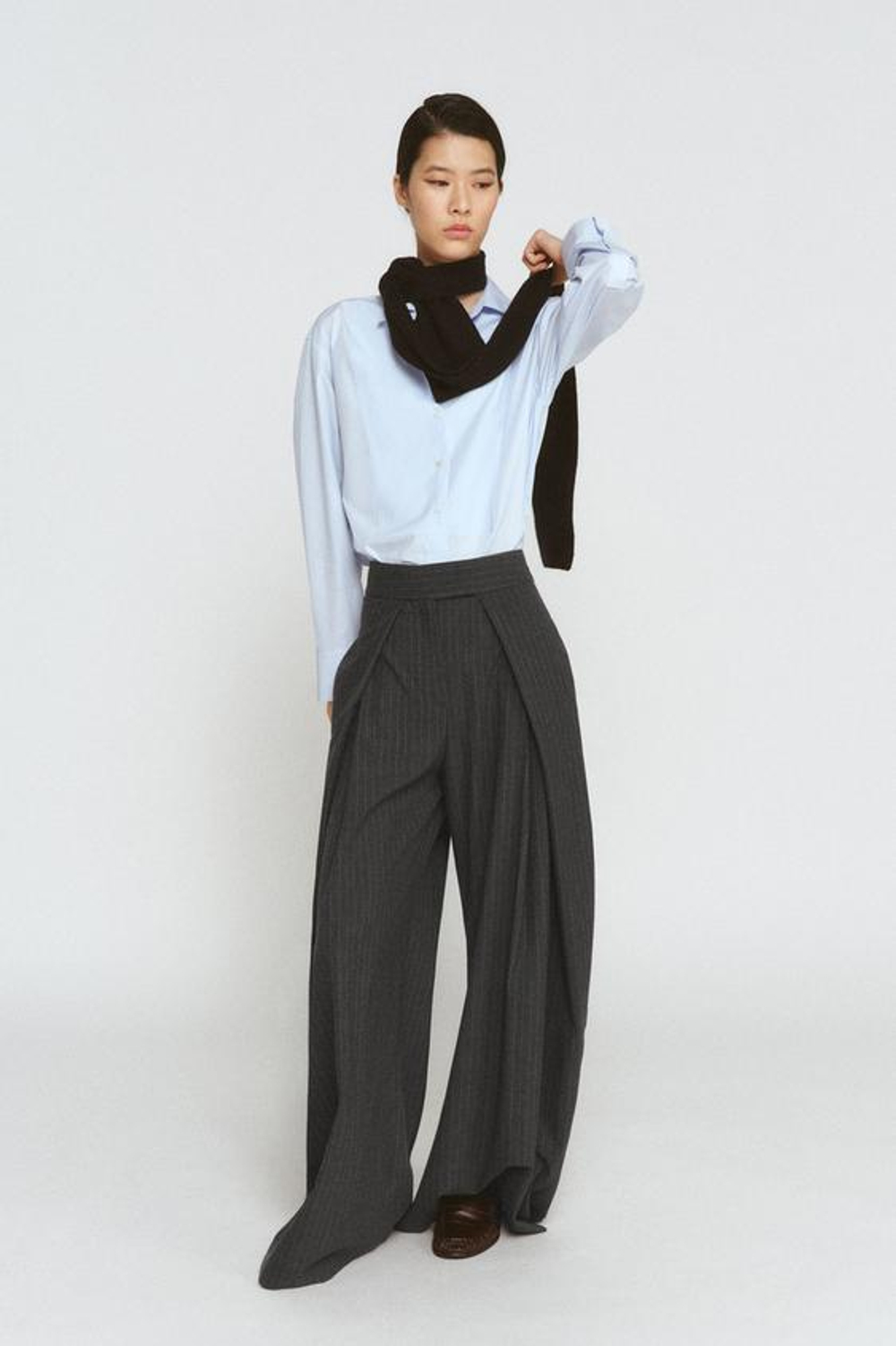 ZARA БРЮКИ WIDE LEG С ЗАЩИПАМИ — ZW COLLECTION, СЕРЫЙ