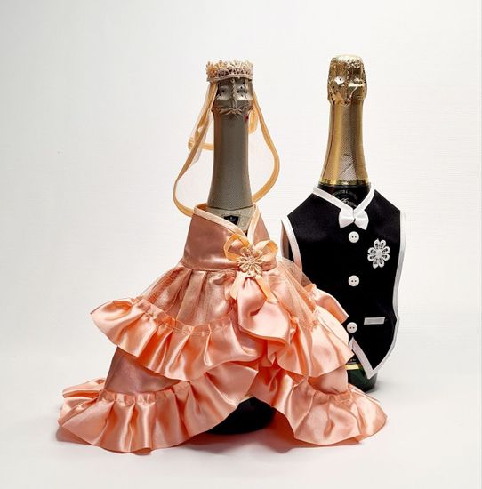 Украшение для бутылок шампанского на свадьбу в виде костюмов жениха и невесты