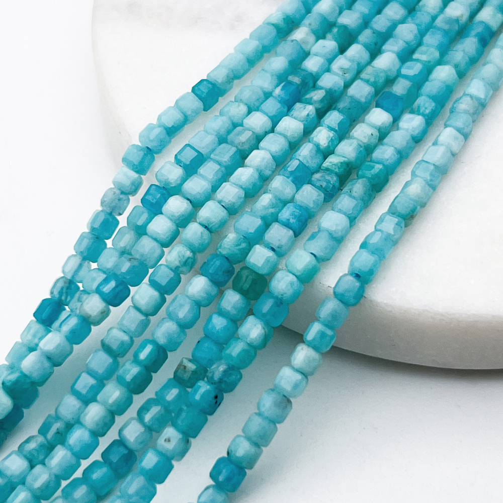 Амазонит бусины, куб, размер около 3,1 мм, цена за отрезок 19 см (1/2 нити)