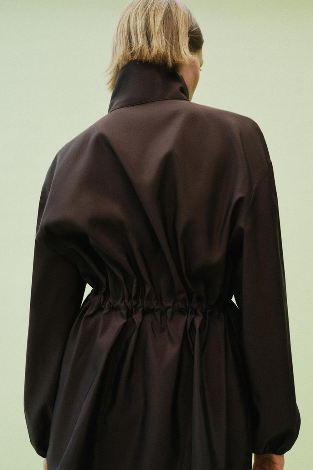 ZARA КУРТКА С ВОРОТНИКОМ-СТОЙКОЙ И РЕГУЛИРУЕМОЙ ТАЛИЕЙ, КОРИЧНЕВЫЙ