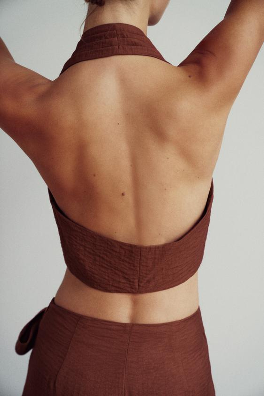 ZARA УКОРОЧЕННЫЙ ТОП С ГОРЛОВИНОЙ ХАЛТЕР, ТЕМНЫЙ ЧЕРЕПИЧНЫЙ