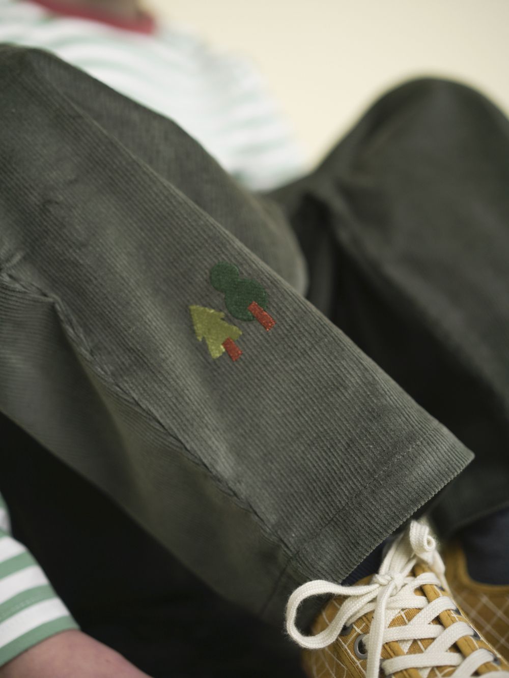 Широкие брюки хаки с вышивкой ЛЕС