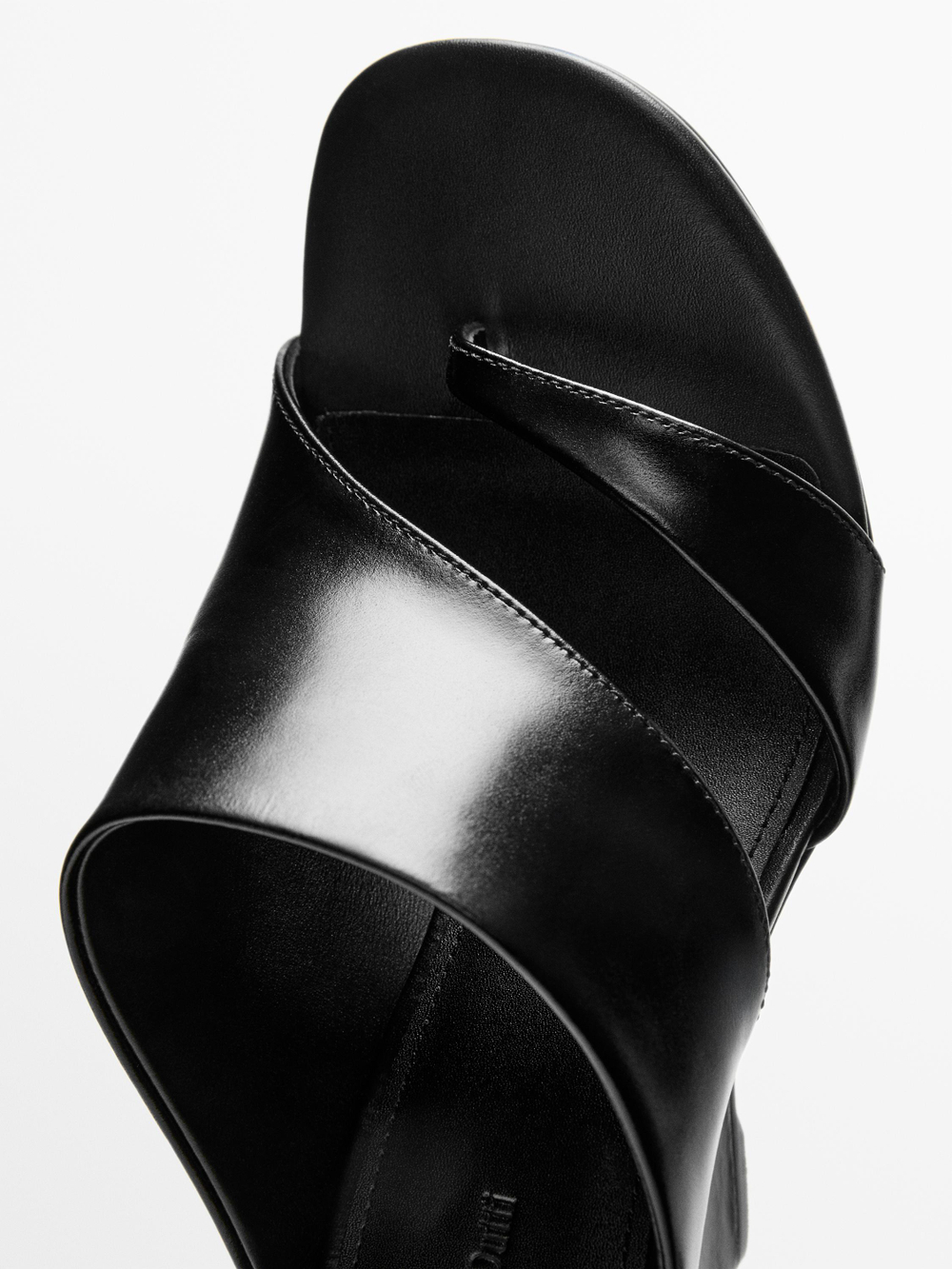 Massimo Dutti Кожаные сандалии на танкетке, черный