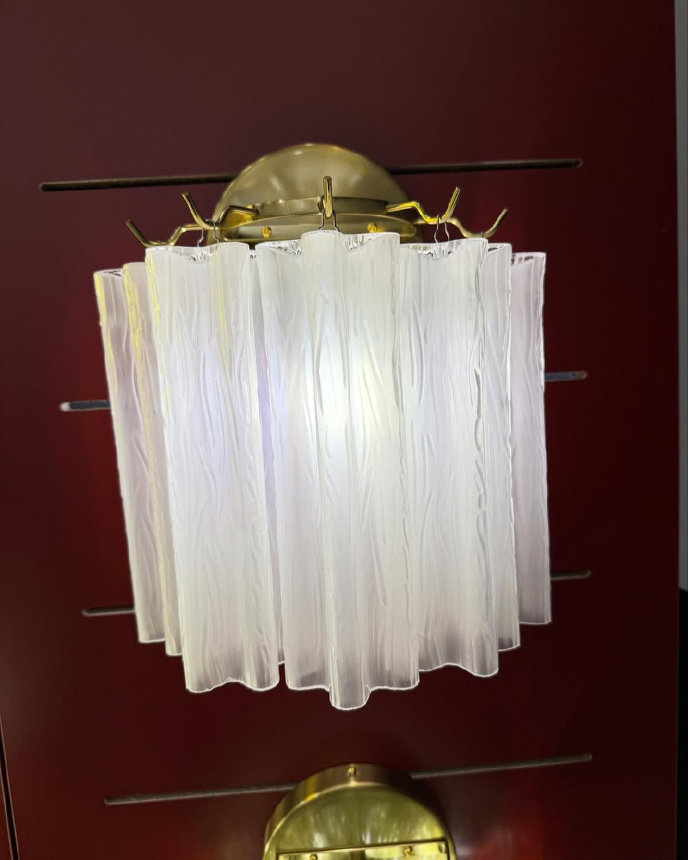 Элегантное настенное бра с фактурным стеклом