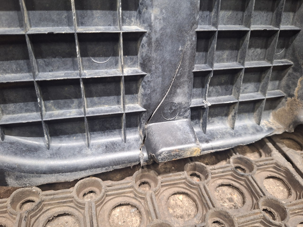 Крышка ящика АКБ