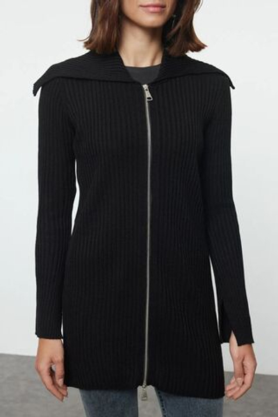 Черный трикотажный кардиган на молнии с широким воротником TCTAW25TH00013