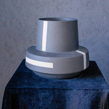 1. Широкая графитовая керамическая ваза