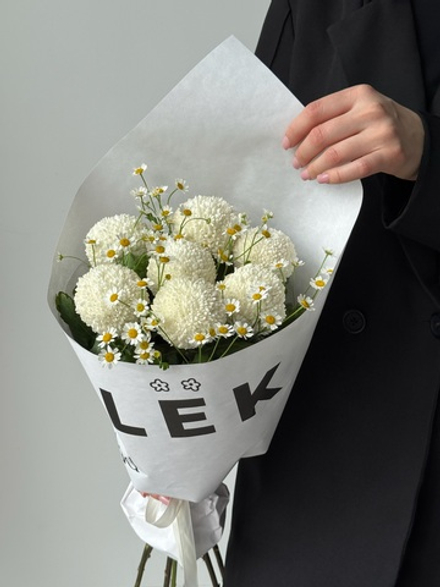Кулек из хризантемы в белом оттенке и ромашки