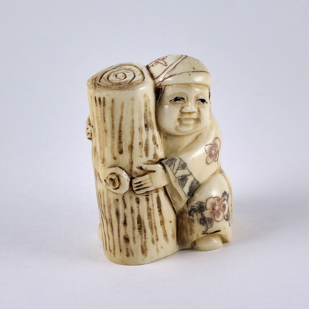 Нэцкэ Ребенок Карако с бревном