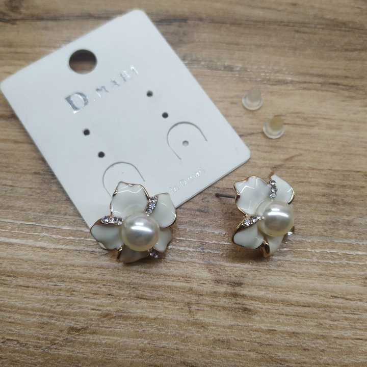 Серьги-гвоздики Цветок пятилистник с жемчужинкой стразы эмаль белая металл золотистый