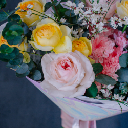 148. Милый радостный букет с пионовидными розами