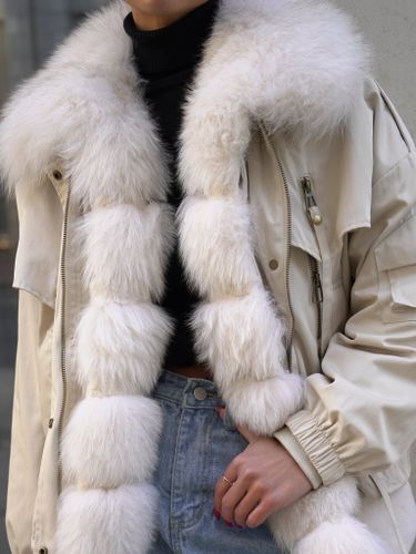 Короткая бежевая парка на пуху с воротником из натурального меха