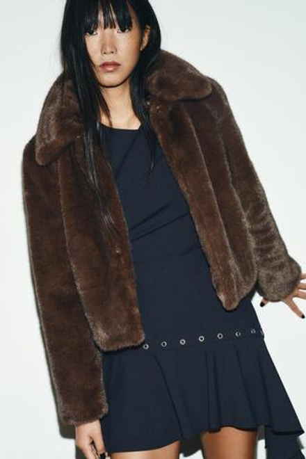 ZARA КОРОТКАЯ ШУБА ИЗ ИСКУССТВЕННОГО МЕХА С ЗАСТЕЖКАМИ-КЛЕВАНТ, ТАБАЧНЫЙ