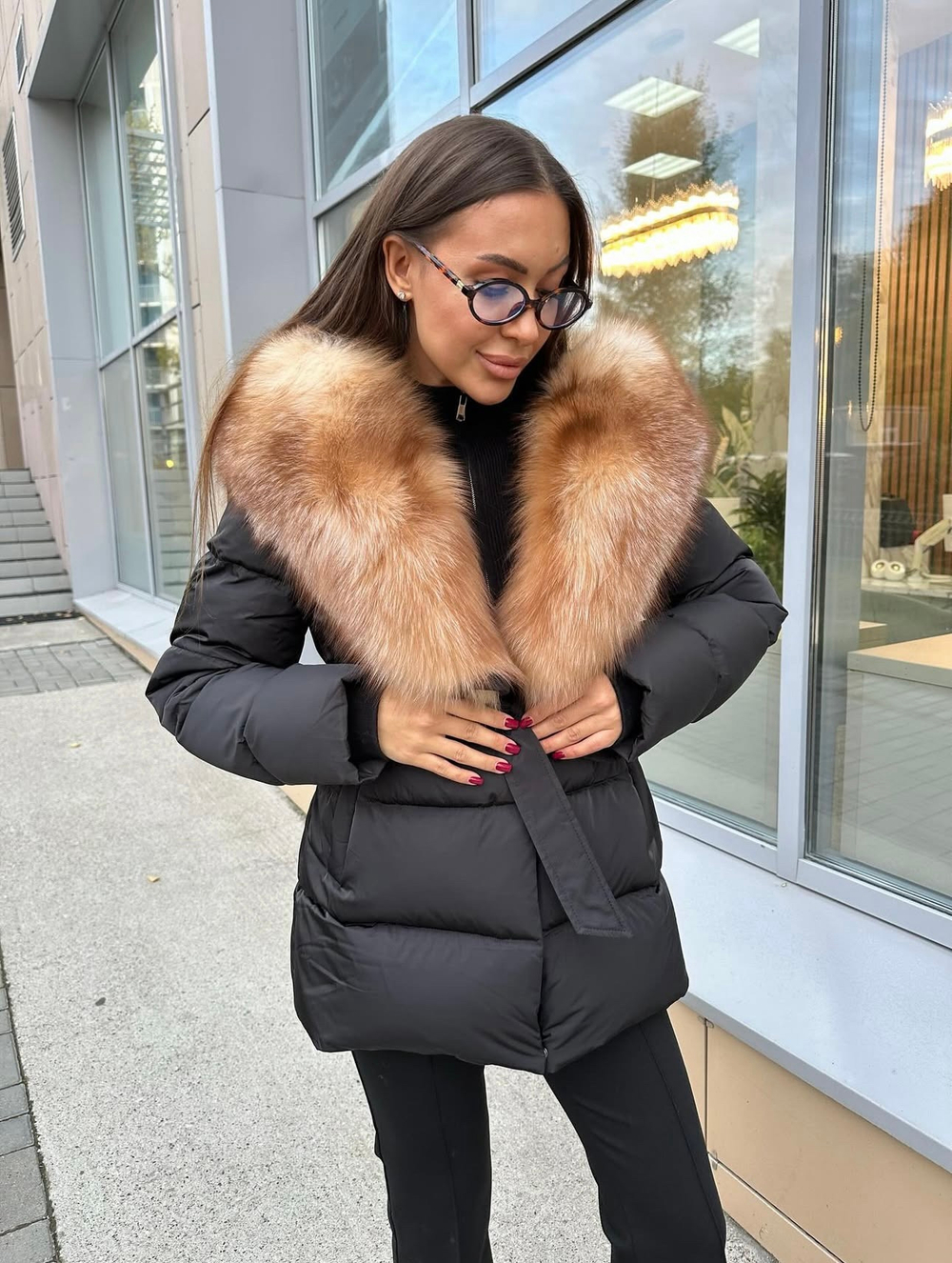 Пуховик в черном цвете с золотым мехом лисы 75см