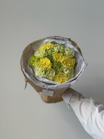 Букет моно из диантусов зеленого и желтого оттенка