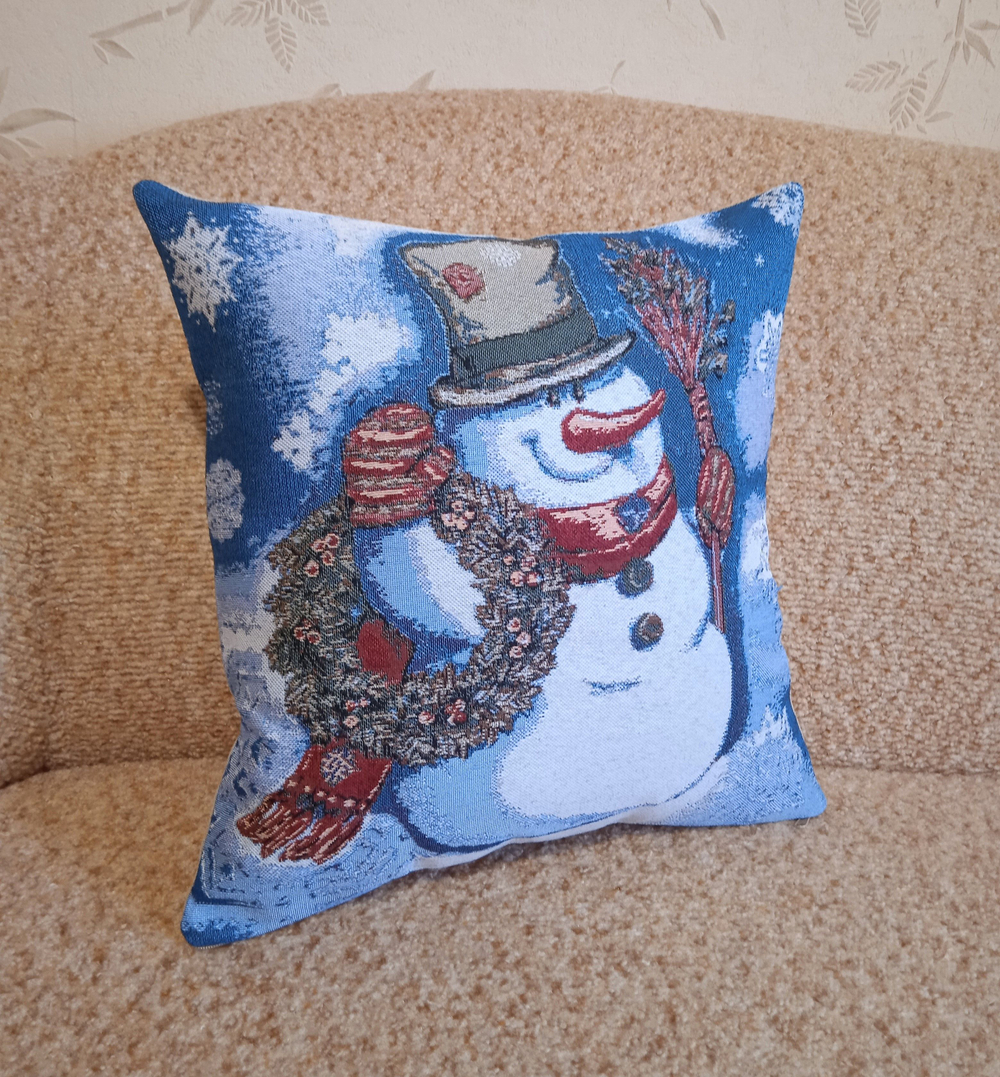 Декоративный гобеленовый чехол для интерьерной подушки Снеговик с веночком 38*38