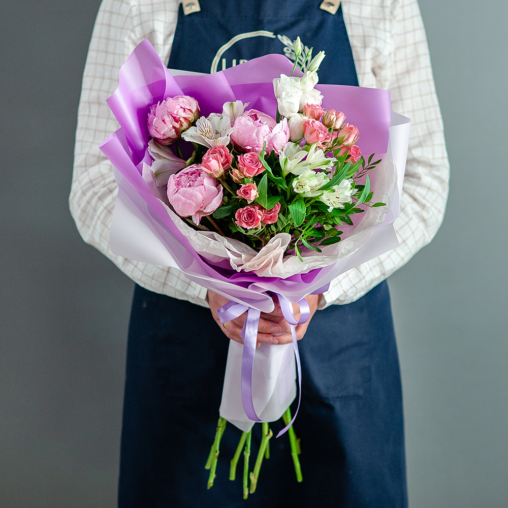 Нежный букет с розовыми пионами