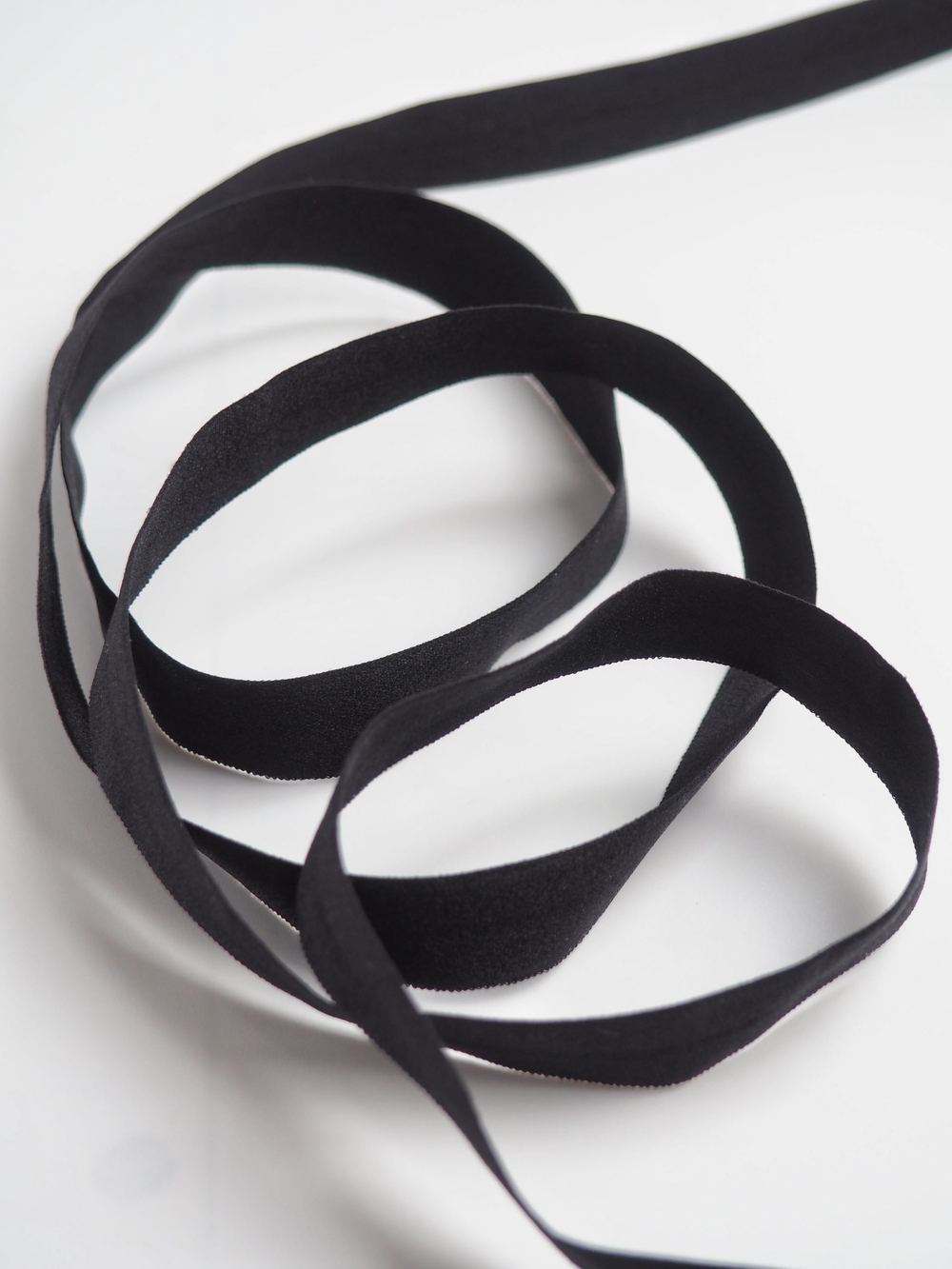 Бейка эластичная черная матовая ширина 15 мм