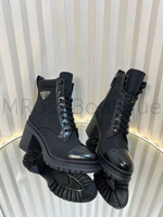 Женские ботинки Prada на каблуке в черном цвете