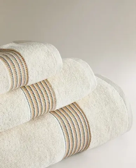 ZARA HOME ПОЛОТЕНЦЕ С КОНТРАСТНОЙ ДЕТАЛЬЮ, ЖЕЛТОВАТО-БЕЛЫЙ