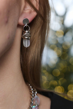 Серьги на замке левербек с опалами, оттенок серебро