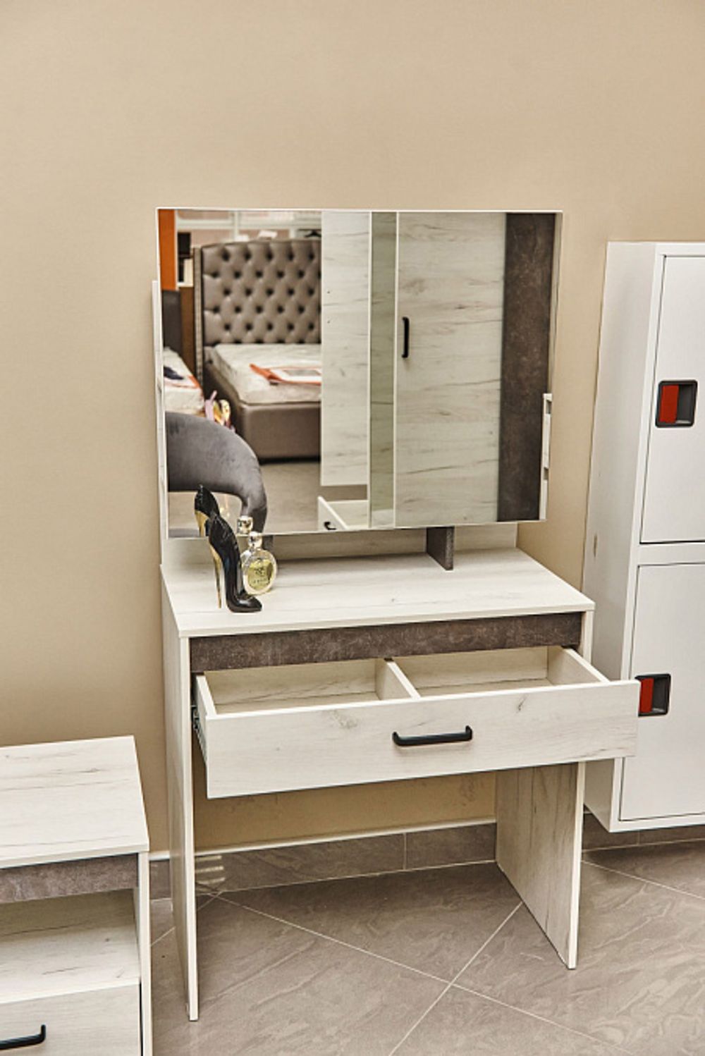 Прага Стол макияжный