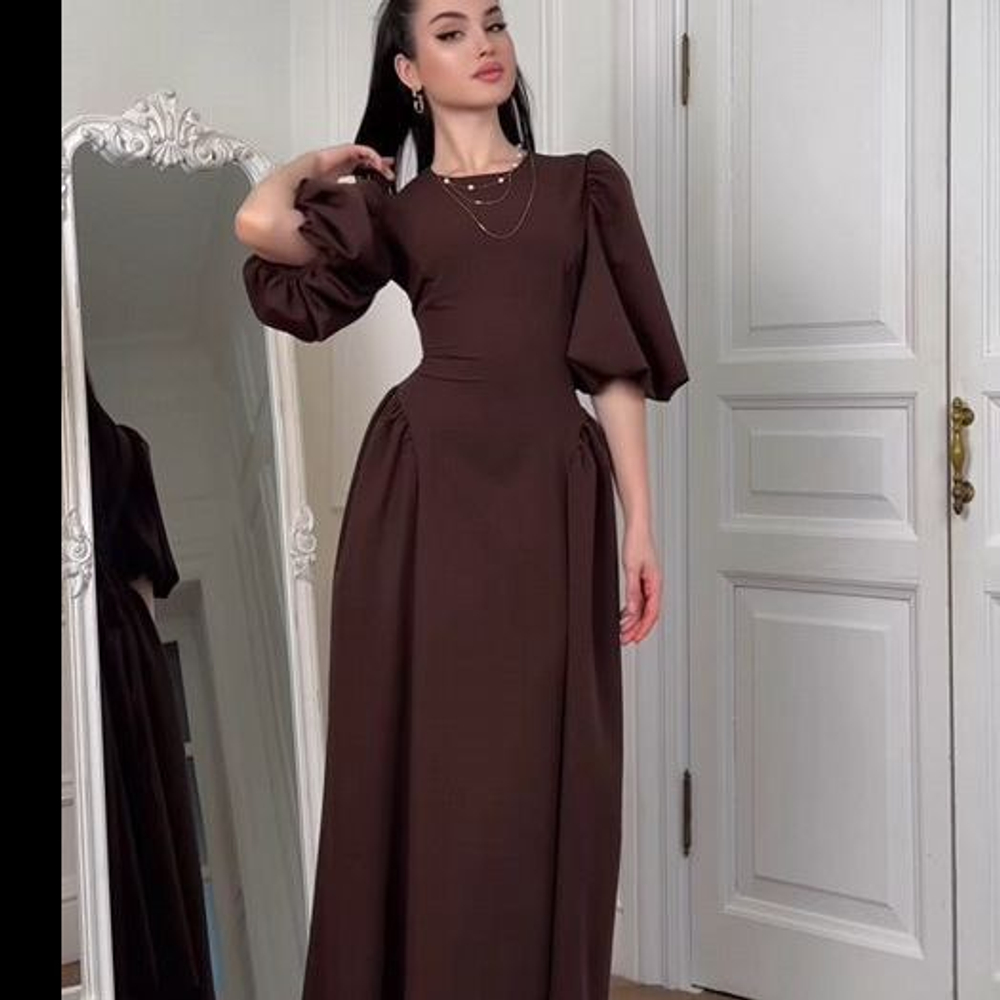 Приталенное платье макси с объемными рукавами