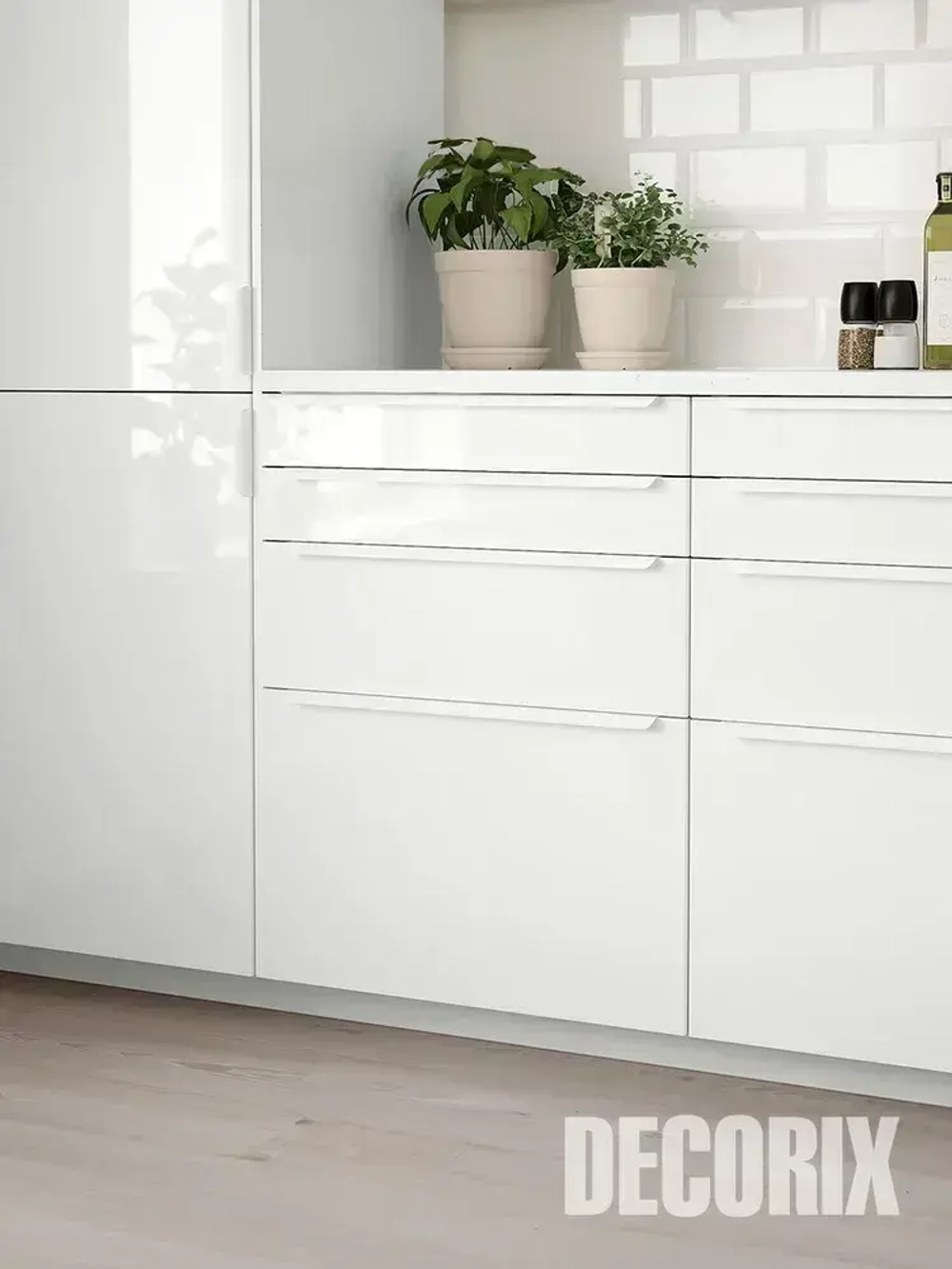 Лак акриловый глянцевый аэрозольный DECORIX в баллончике 520 мл прозрачный бесцветный для любых поверхностей