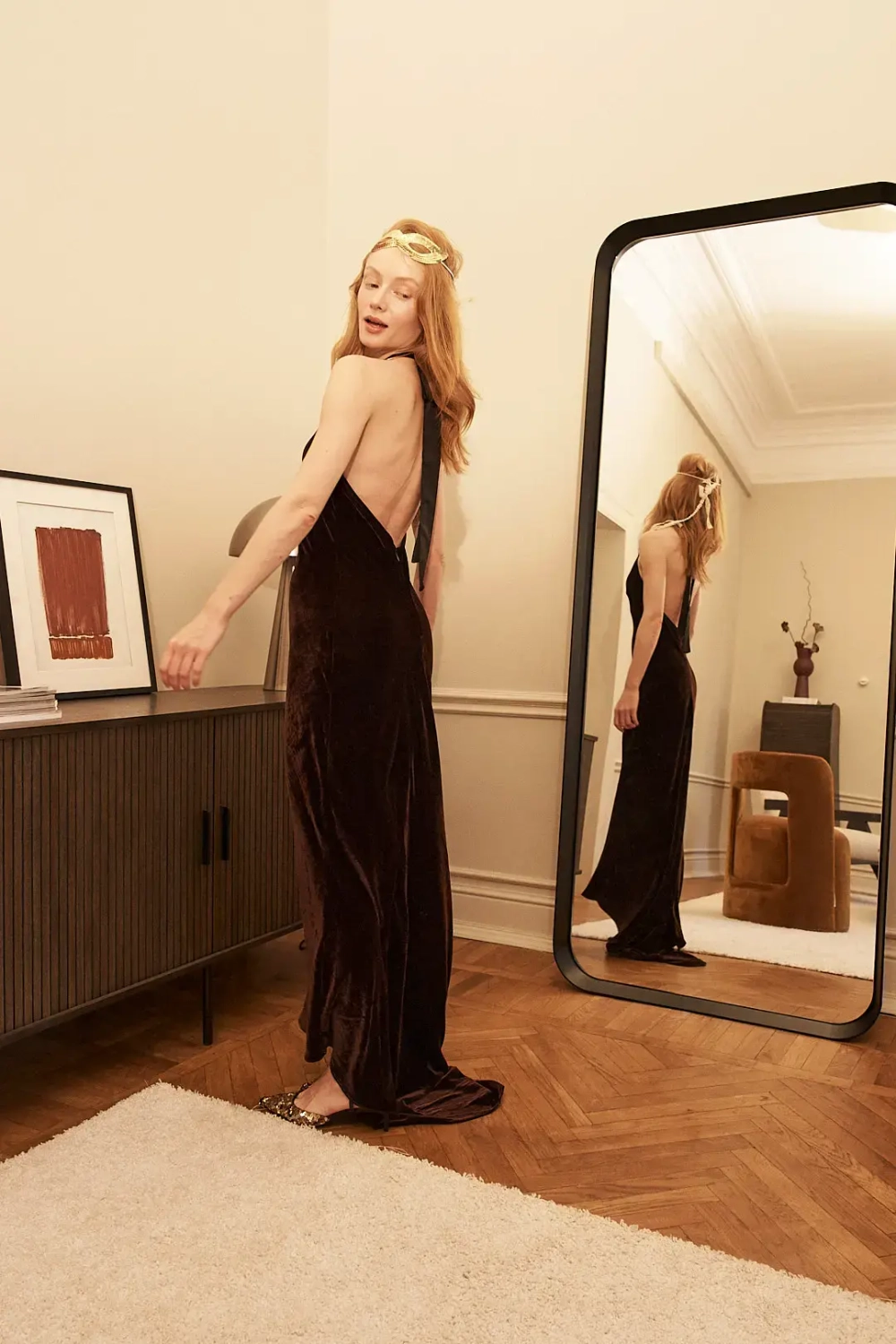 Бархатное платье с открытой спиной