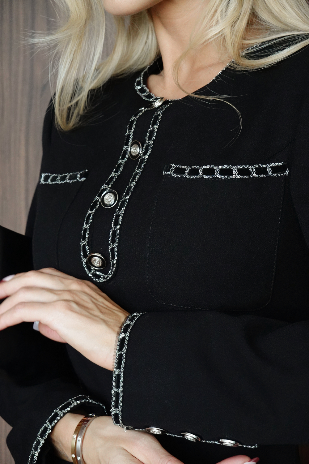 Платье из премиального трикотажа с декором из цепочек