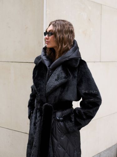 Черный комбинированный пуховик с капюшоном и поясом