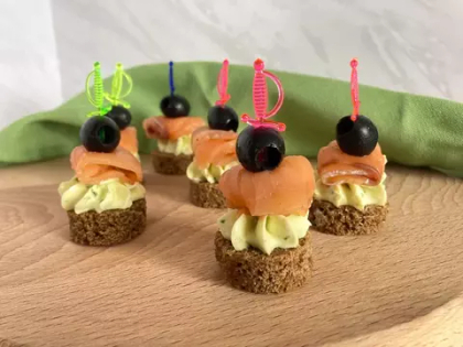 Канапе с семгой и зеленым маслом на бородинском хлебе (25 гр.)