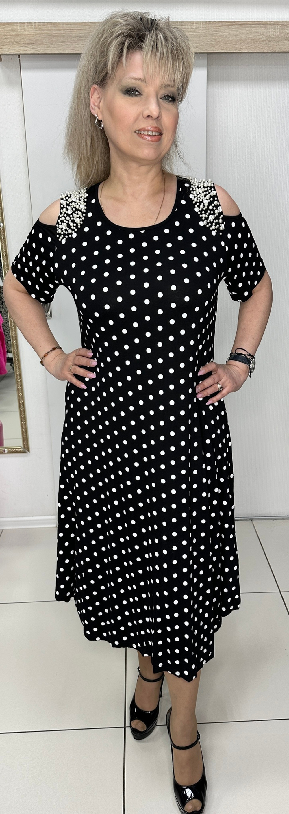 Трикотажное платье в горошек с вынутыми плечиками